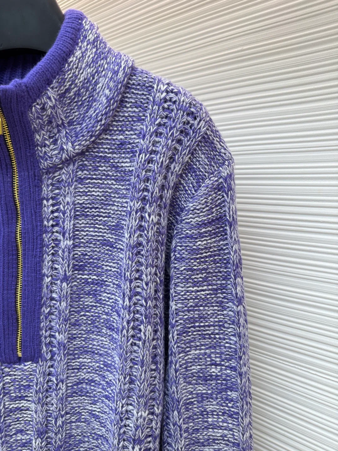 LOUIS VUITTON letter badge half-zip pullover tassel sweater ●Original version: purchased and developed at 20700 ●Item number: 1682315-C05 ●Fabric: wool fabric ●Technology: tassel knitting ●Color: purple ●Version: fitted version ●Weight: about 870 grams ●Size: S-M-L-XL ●Description: This half-zip sweater is made of colorful dot blended wool yarn, which is blended and dyed with dark purple, light purple and off-white yarns. It uses multiple twisting processes to create a mottled snowflake texture effect. The yarn has both softness and crispness. The body of the garment adopts vertical pit weaving technology, and the spacing and depth of the pits are controlled by a computerized flat knitting machine to form a three-dimensional longitudinal texture, which not only modifies the body shape but also enhances the breathability of the clothing. The half-high collar is spliced ​​with solid-color ribbed fabric and matched with a customized metal zipper. The zipper teeth are gold-plated and polished, which makes the pull smooth and not easy to oxidize. The hem adopts hand-made tassel technology. The yarn is cut to a fixed length and then combed out. The tassels hang naturally without knotting. The sides and cuffs of the garment are densely overlocked to effectively prevent threading. Every craft detail takes into account both design beauty and practicality. The overall wiring is straight and delicate, the fabric is comfortable and soft, and the color is consistent without color difference. It can be matched with the same style to create a fashionable look and control various occasions. Customized accessories, complete with three standards, same style for men and women!